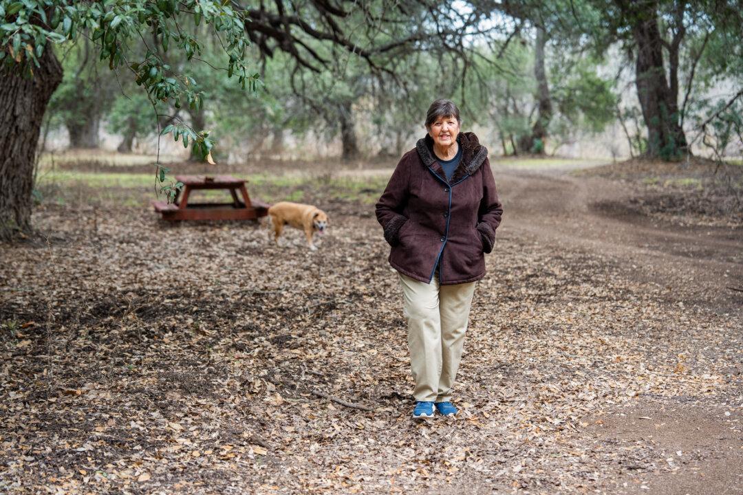 Wanda Selby, 88, walks through a park in Brackettville, Texas, on Jan. 30, 2026. (Samira Bouaou/The Epoch Times)