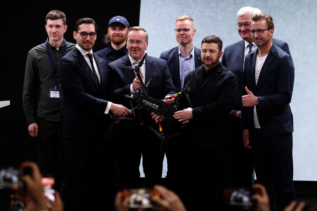MUNICH, GERMANY - FEBRUARY 13: Ukrainian President Zelensky (C-R) and German Defence Minister Boris Pistorius (C) hold a "Linza" drone while visiting the production facility of Quantum Frontline Industries (QFI) on February 13, 2026 near Munich, Germany. Quantum Frontline Industries is a joint venture between Germany's Quantum Systems and Ukraine's Frontline Robotics under the "Build with Ukraine" initiative to produce "Linza" drones for the Ukrainian military. Zelensky is in Bavaria to attend the 62nd Munich Security Conference. (Photo by Sean Gallup/Getty Images)
