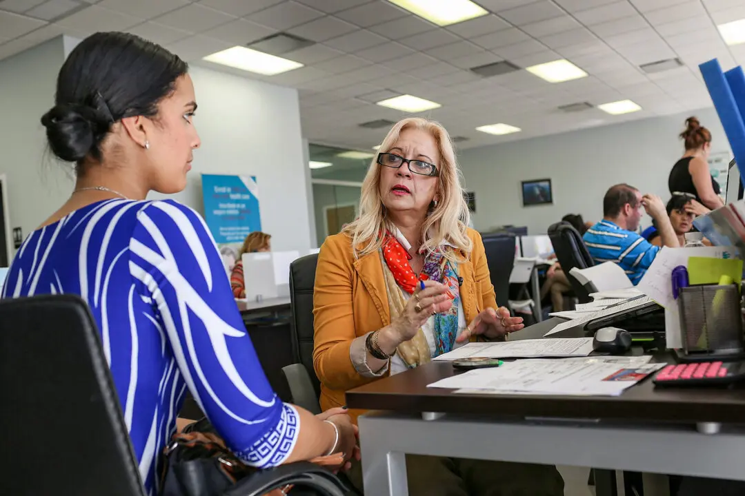 An insurance advisor helps a customer sign up for a health plan under the Affordable Care Act, also known as Obamacare, in Miami on Dec. 15, 2015. (Joe Raedle/Getty Images)