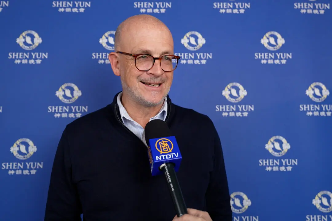 In Tours, Police Officer Touched by Shen Yun’s ‘Kindness’