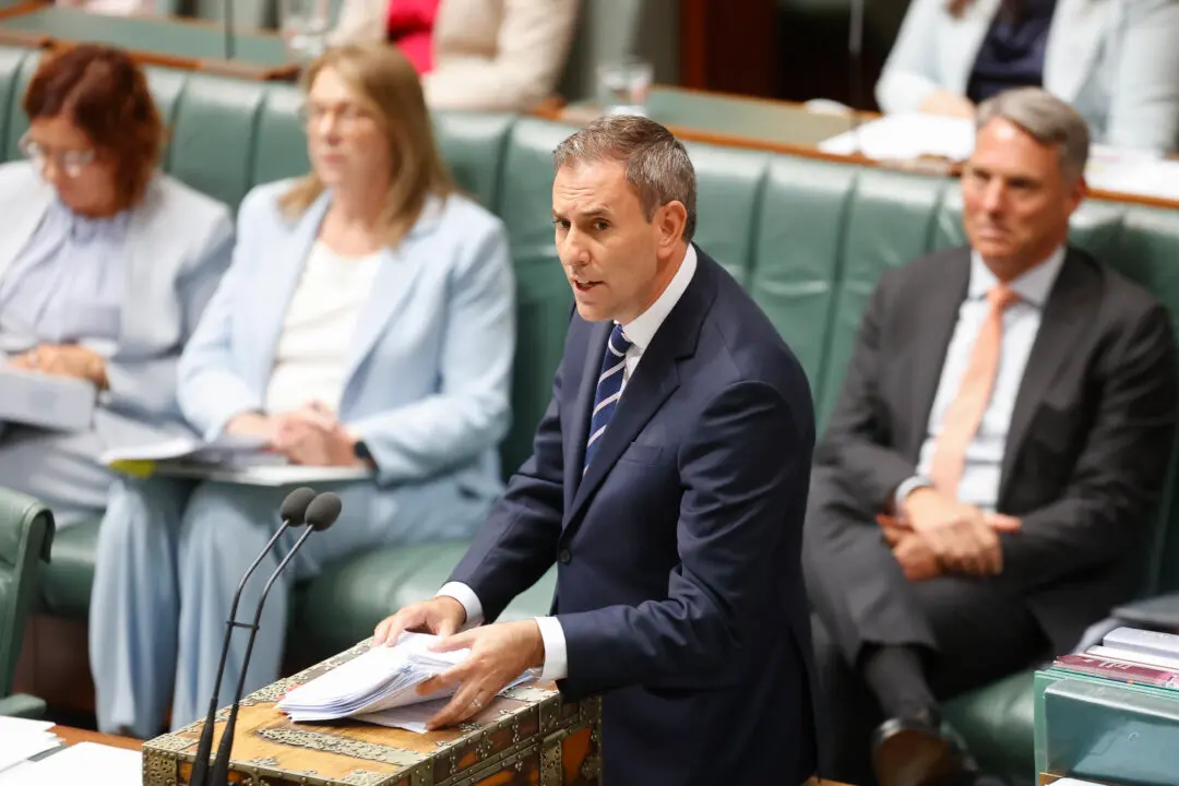 Australian Real Wages Decline Despite Pay Growth Amid Strong Inflation