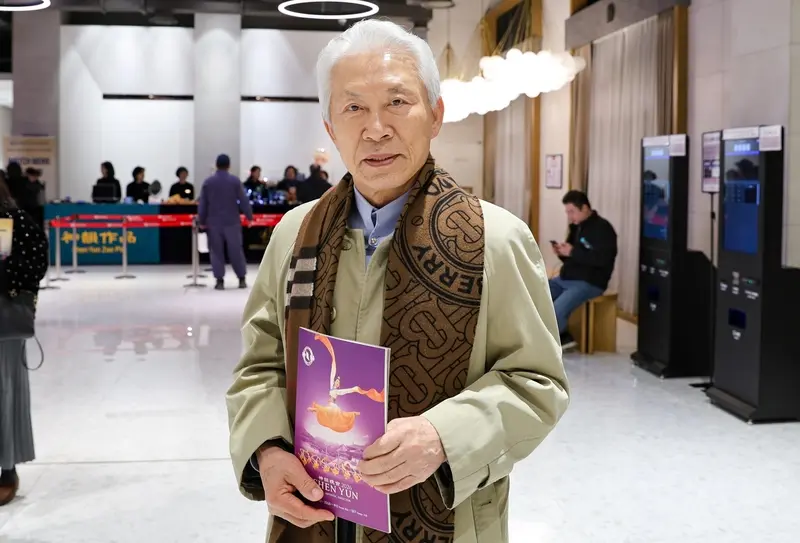 Saratoga Chairman Doo Ryong-bok attended the first performance by Shen Yun’s New Era Company at the Dream Theatre in Busan on Feb. 14, 2026. (Kim Guk-hwan/The Epoch Times)
