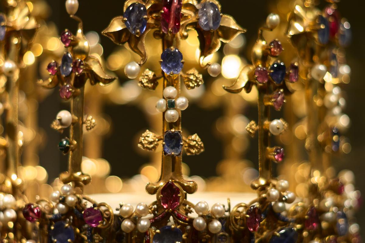 A detail of the Crown of Princess Blanche (also known as the “Bohemian” or “Palatine” crown), circa 1370–1380. Treasury of the Munich Residence, Germany. (<a class="external text" href="https://www.flickr.com/people/91094471@N02" rel="nofollow">Nicolas Vollmer</a>/<a title="Category:CC-BY-2.0" href="https://commons.wikimedia.org/wiki/Category:CC-BY-2.0">CC-BY-2.0</a>)