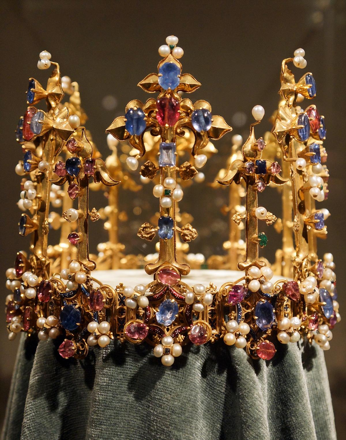 "Crown of Princess Blanche" (also known as the “Bohemian” or “Palatine” crown), circa 1370–1380. Gold, enamel, sapphires, rubies, emeralds, diamonds, and pearls. Treasury of the Munich Residence, Germany. (<a class="external text" href="https://www.flickr.com/people/28577026@N02" rel="nofollow">Allie_Caulfield</a>/<a title="Category:CC-BY-2.0" href="https://commons.wikimedia.org/wiki/Category:CC-BY-2.0">CC-BY-2.0</a>)