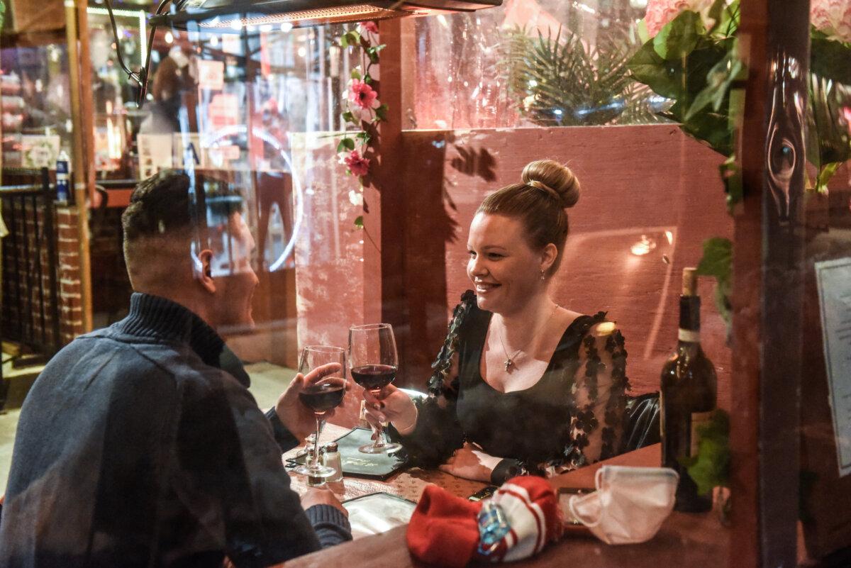 A couple sharing a romantic dinner on Valentine's Day in New York City on Feb. 14, 2021. (Stephanie Keith/Getty Images)