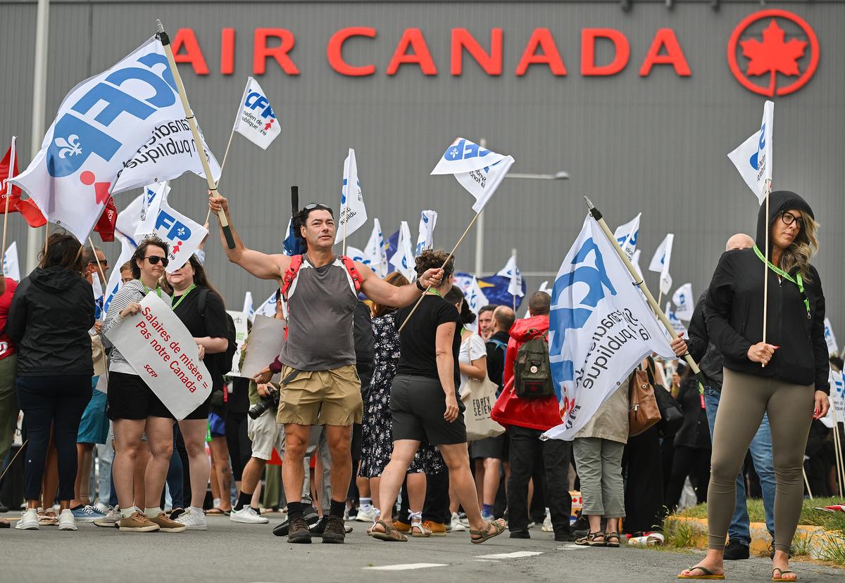 Arbitrator Settles Flight Attendant Wages at Air Canada