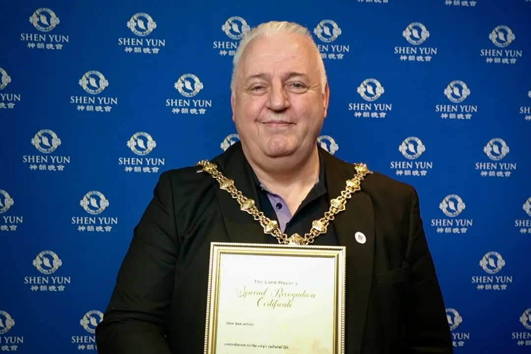 Lord Mayor of Stoke-on-Trent Presents Special Certificate to Shen Yun, Calls It ‘The Most Amazing Show’