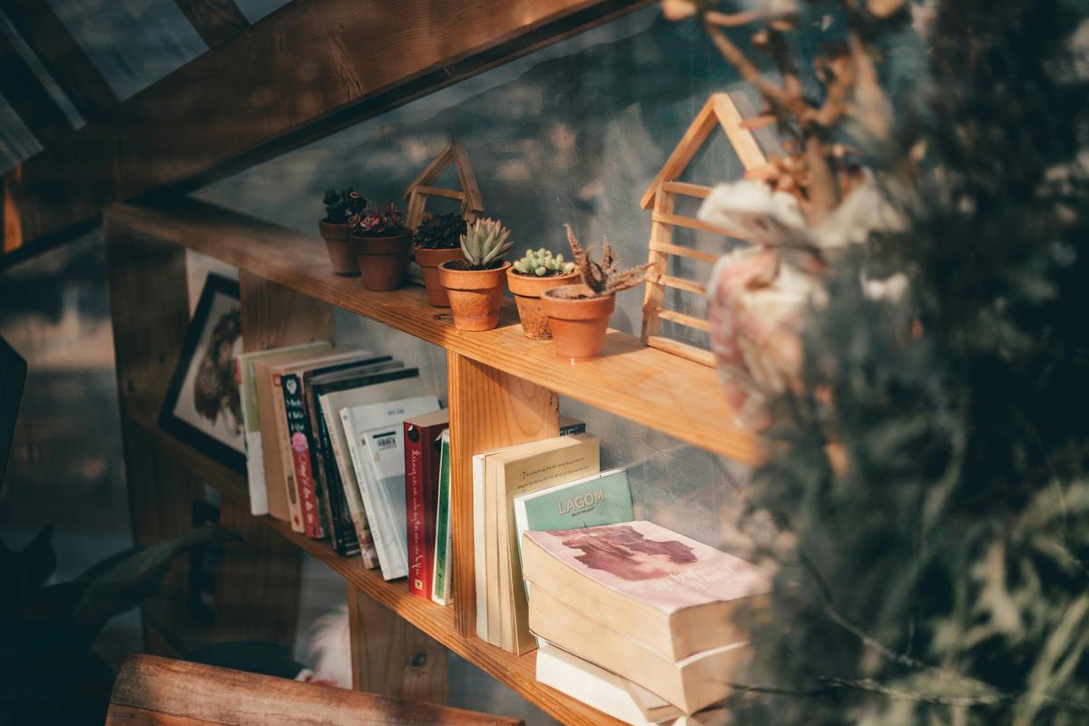 As digital screens replace paper covers, a unique reading experience—and the culture that came with it—is slowly fading. (Huỳnh Đạt/Pexels)