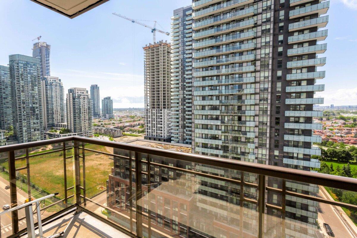 Residential towers in Mississauga, Ont., on Sept. 2, 2025. (Usama Wajeeh/Shutterstock)