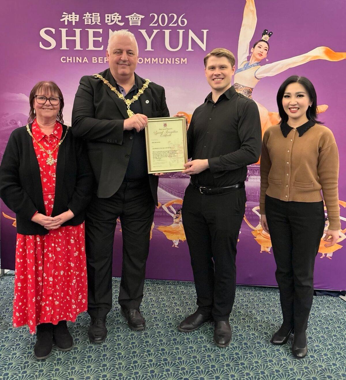 Lord Mayor of Stoke-on-Trent for 2025/26 Steve Watkins (2nd L) and his wife, Lady Mayoress Lynn Watkins (1st L), with two of Shen Yun's hosts, at the Regent Theatre on Feb. 18, 2026. (Fei Chen/The Epoch Times)