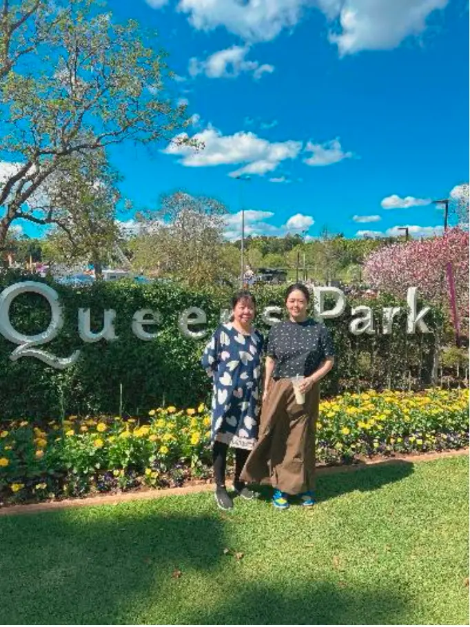 Hu Chunyuan (Left) with her daughter Sarah Xu in Queensland, Australia. (Courtesy of the Falun Dafa Association, Queensland)