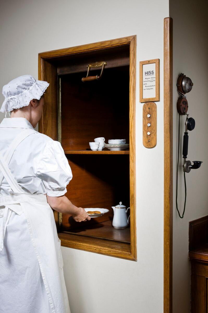 Dumbwaiters are far less common in the 21st than in the 19th and even 20th centuries. (<a href="https://commons.wikimedia.org/wiki/Creator:Jens_Mohr">Jens Mohr</a>/<a href="https://creativecommons.org/licenses/by-sa/3.0/deed.en">CC BY-SA 3.0</a>)