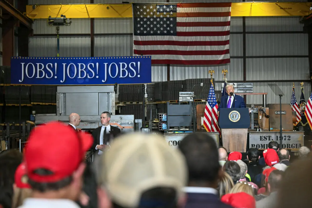 US Manufacturing Activity Holds Steady Despite Surging Costs | USNN World News President Donald Trump delivers a speech about the economy at the Coosa Steel Corporation factory in Rome, Ga. (Saul Loeb / AFP via Getty Images)