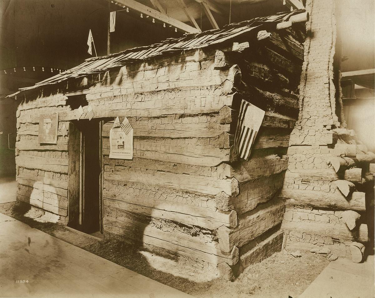 亞伯拉罕‧林肯童年時期居住的小木屋,1904年在世界博覽會上展出。(公有領域)