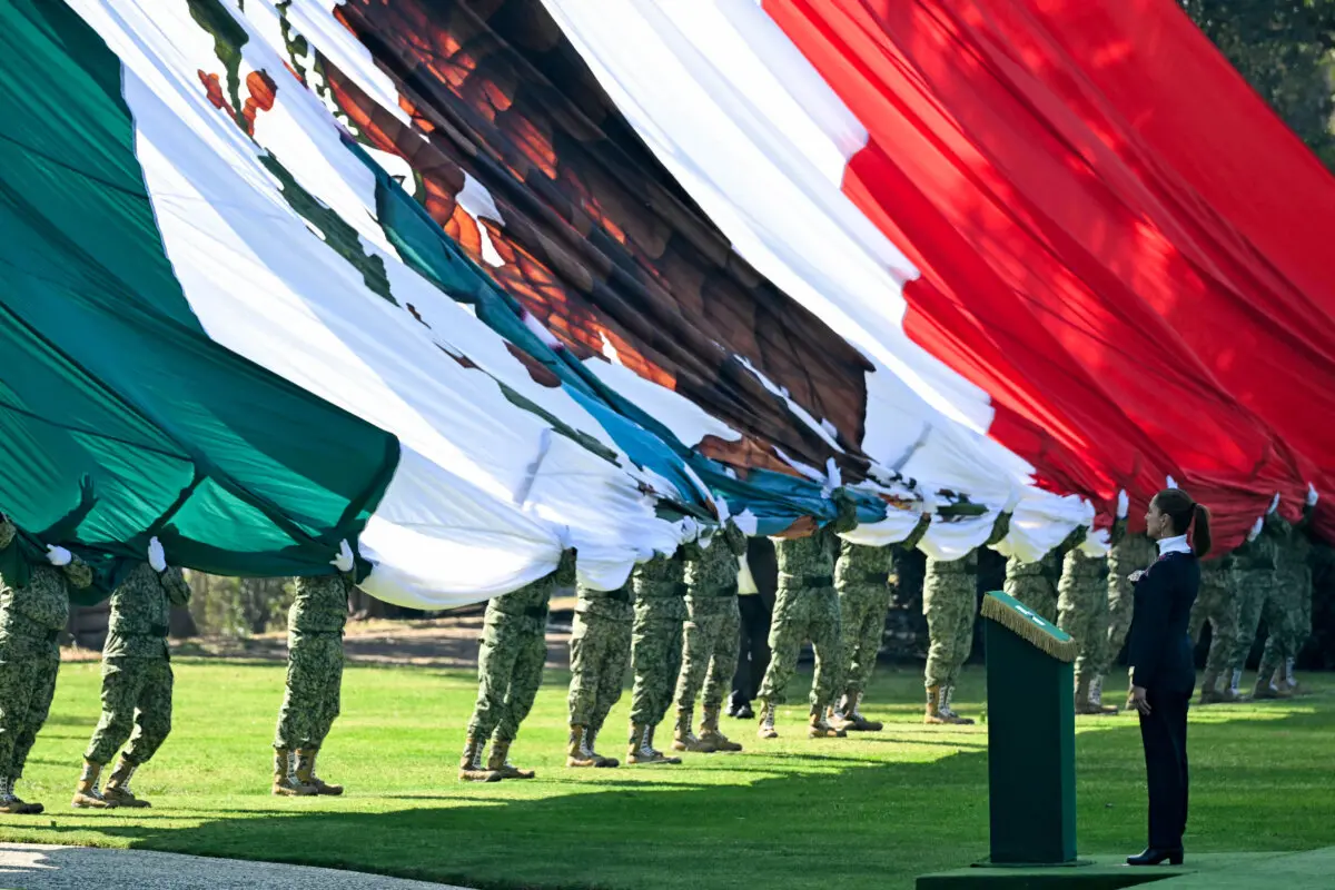 Calma inquietante regresa a México después del caos por el asesinato del narcotraficante 'El Mencho' | Noticias mundiales de la USNN La presidenta mexicana Claudia Sheinbaum rinde homenaje durante la celebración del Día de la Bandera en la Ciudad de México el 24 de febrero de 2026. (Yuri Cortez/AFP vía Getty Images)