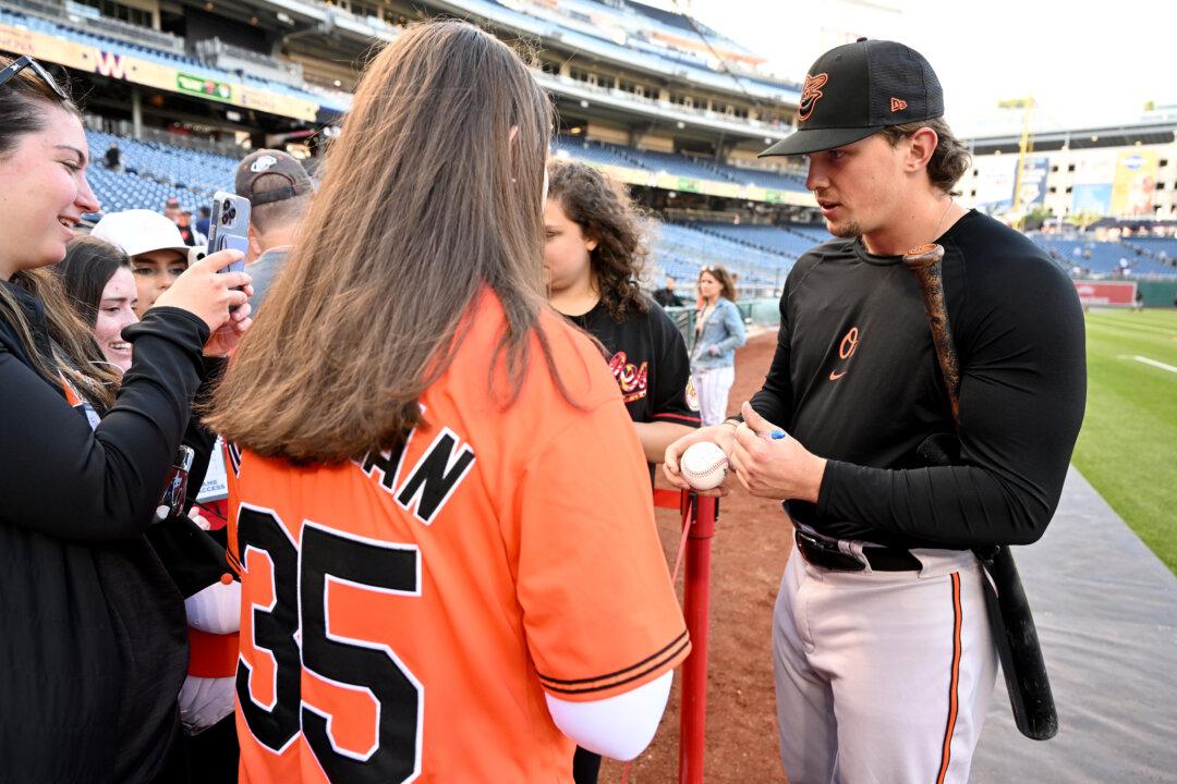 Orioles Catcher Rutschman Happy to Sign Autographs—and Get a Few Himself