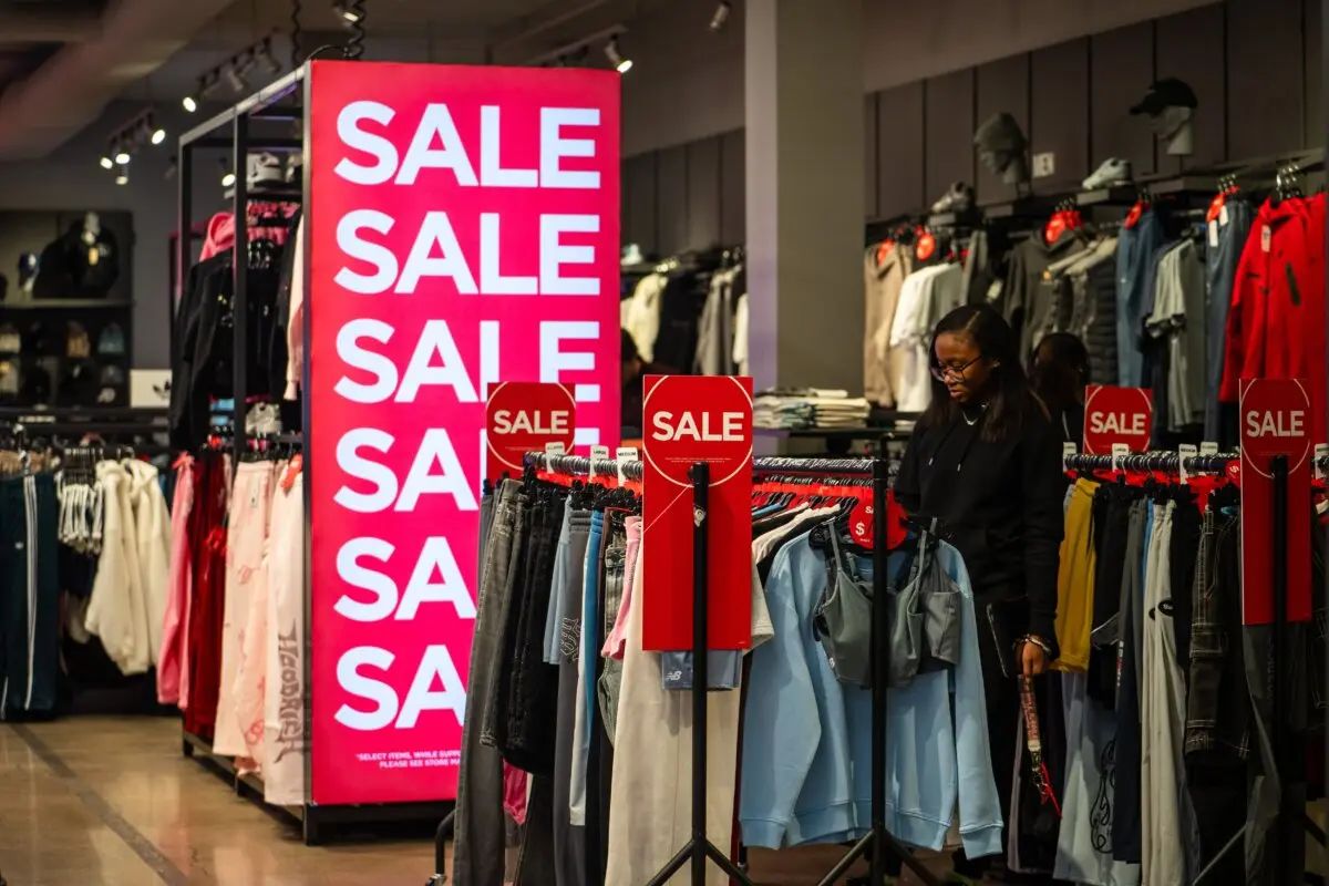 US Economy Rebounds With 2 Percent Growth in 1st Quarter | USNN World News Sales at a mall in Columbia, Md., on Nov. 24, 2025. (Madalina Kilroy/The Epoch Times)