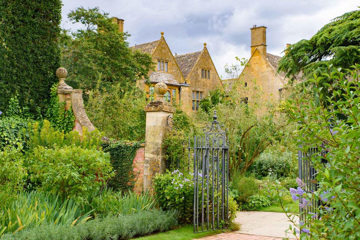 奇平坎普登附近的國家信託(National Trust)所屬歷史名園希德科特花園(Hidcote Garden),是19世紀時中世紀裝飾復興運動(Medieval Decorative Revival Movement,一種在19世紀到20世紀初興起的藝術與設計潮流,主張回到「中世紀風格」的裝飾、美學與工藝)的重要組成部分。(Shutterstock)