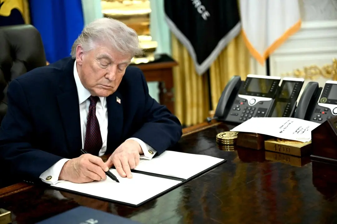 Trump Signs Order Creating National Eligible Voter List, Tightening Mail-in Ballot System