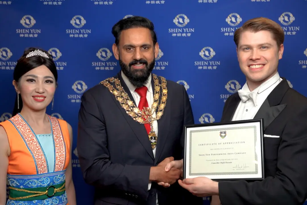 Mayor of High Wycombe Presents Certificate of Appreciation to Shen Yun