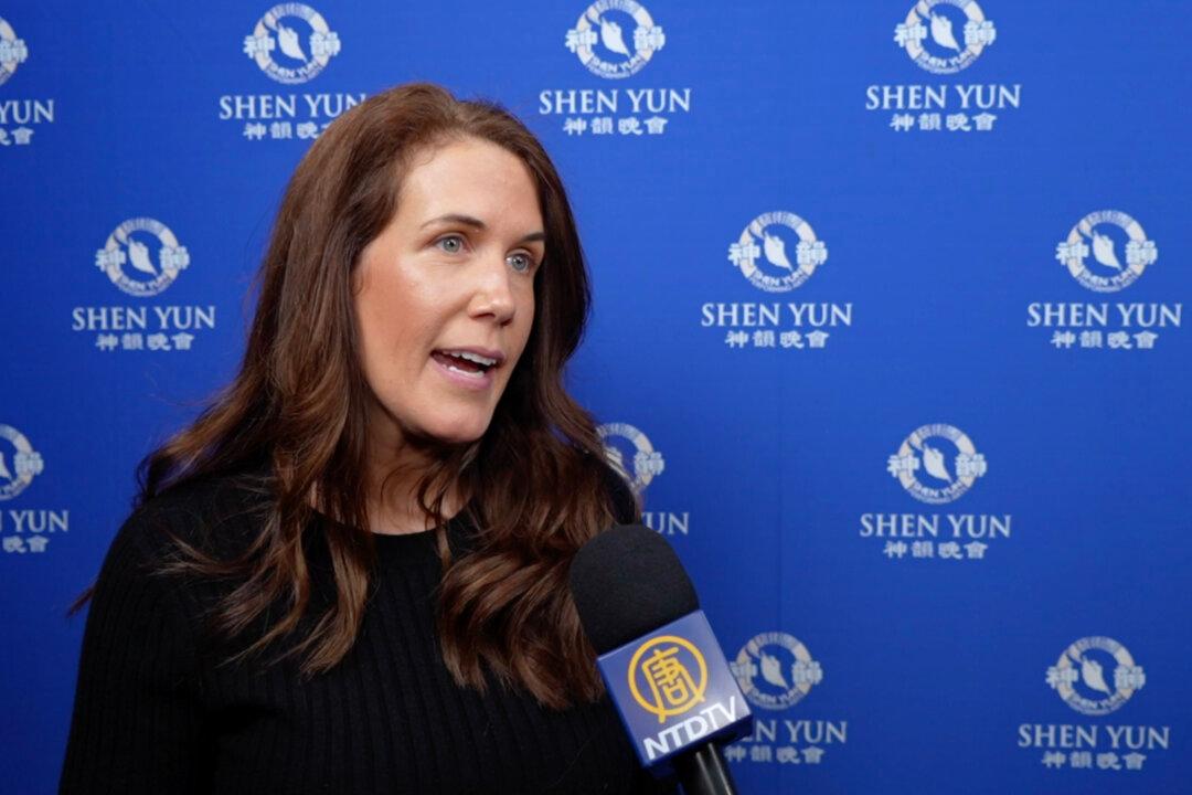 It’s ‘Amazing How Beautiful’ Shen Yun Is: Charlotte Audience Member