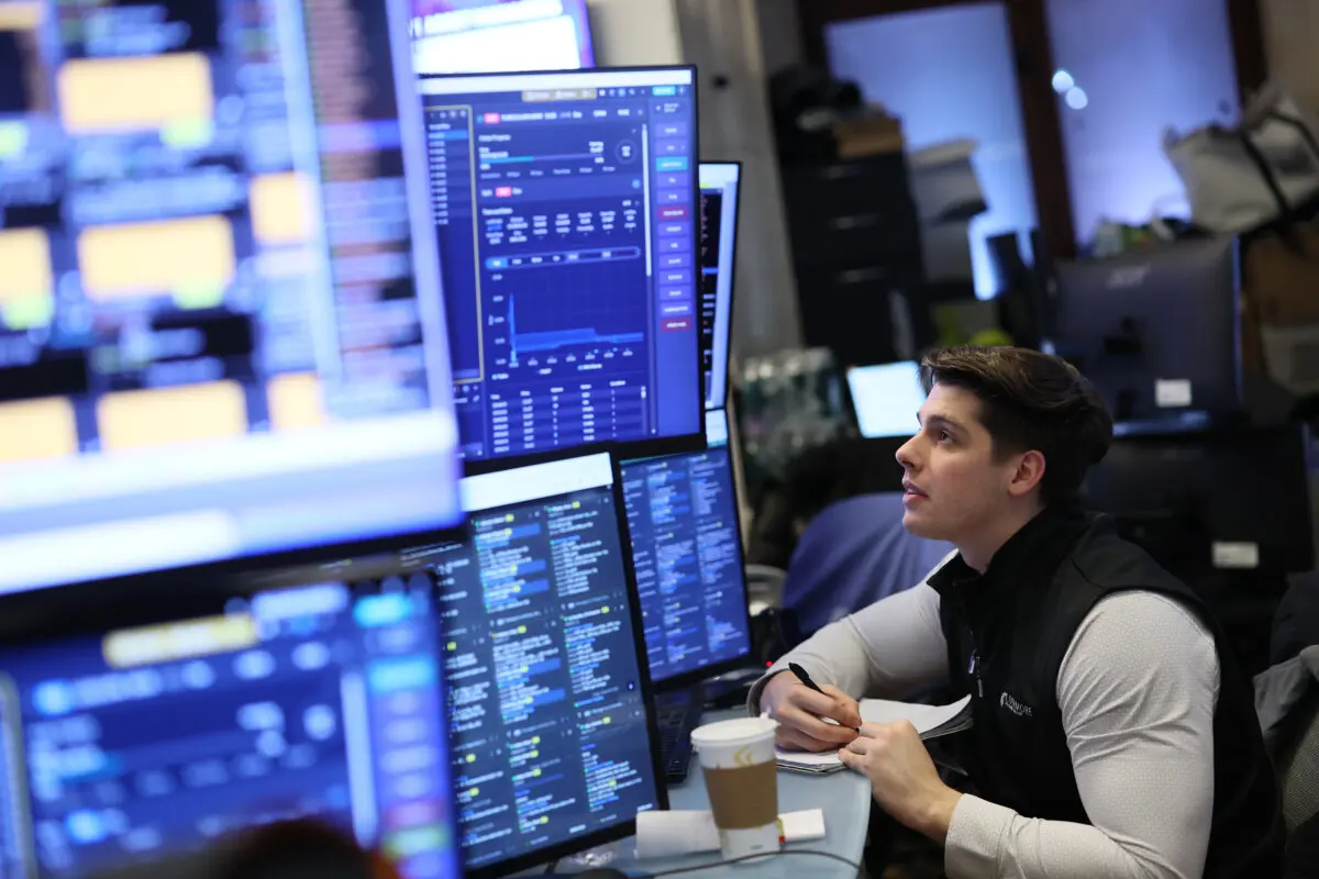 Dow Jones Rises 900 Points, Oil Falls as Strait of Hormuz Is ‘Completely Open’ | USNN World News A trader works on the floor of the New York Stock Exchange on March 6, 2026. (Michael M. Santiago/Getty Images)
