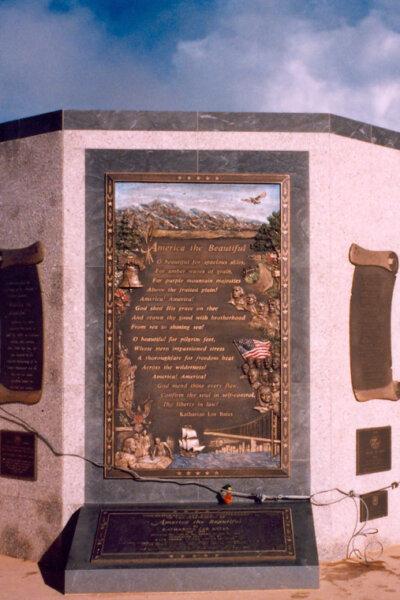 Plaque commemorating the song, "America the Beautiful" atop Pikes Peak. (<a href="https://en.wikipedia.org/wiki/User:48states">48states</a>/<a href="https://creativecommons.org/licenses/by-sa/2.5">CC BY-SA 2.5</a>)