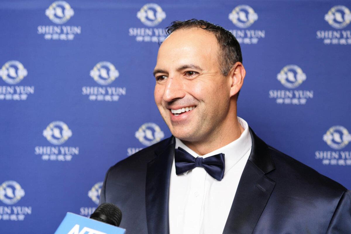 Marcus Weaver watched Shen Yun at the Phoenix Symphony Hall on March 8. (NTD)