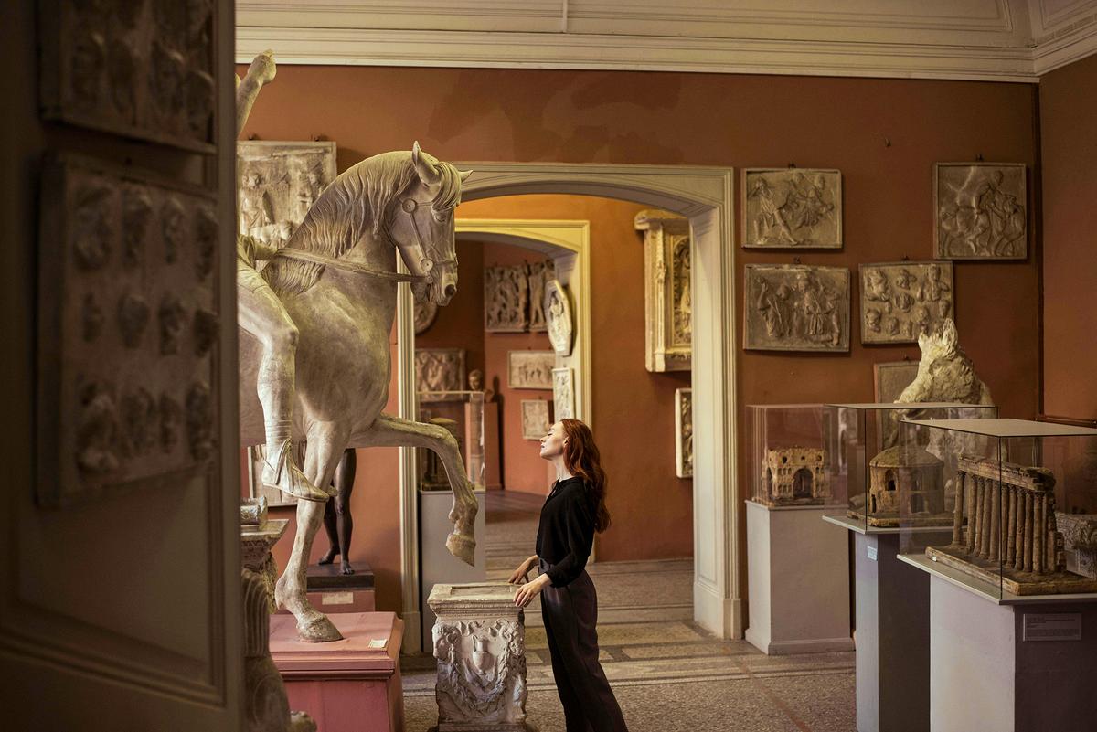 Art museums encourage slow observation, with subdued lighting and a quiet atmosphere that supports reflection. (MiracleKilly/Pexels)
