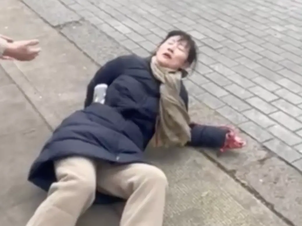 Zhang Chunping falls on the ground after an assault in London on Feb. 23, 2026. (Courtesy of Austin Tang)