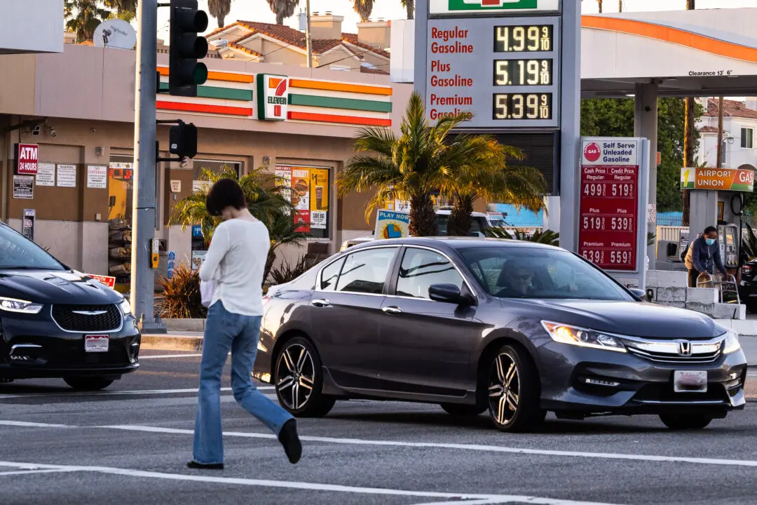 US Economy Rebounds With 2 Percent Growth in 1st Quarter