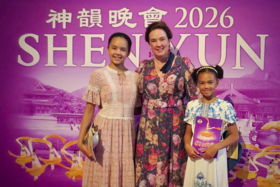Doctor Shares Shen Yun With Her Two Daughters