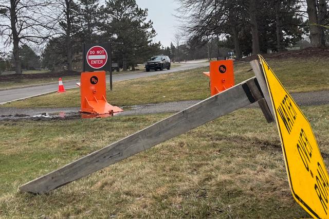 A downed sign near Temple Israel in West Bloomfield, Michigan. (Tom Gantert/The Epoch Times)