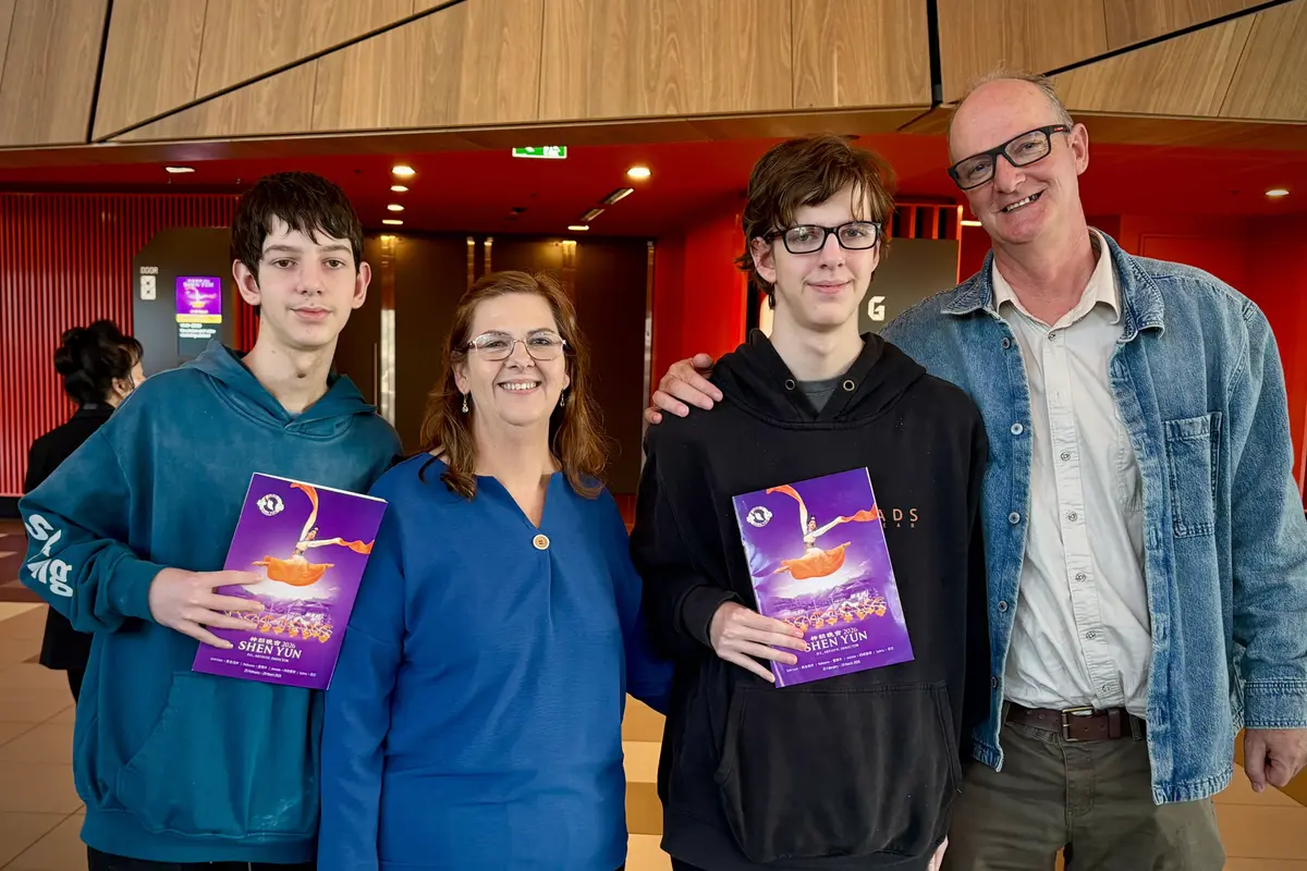 Couple Brings Children to Shen Yun Show Them the Beauty of China’s Culture