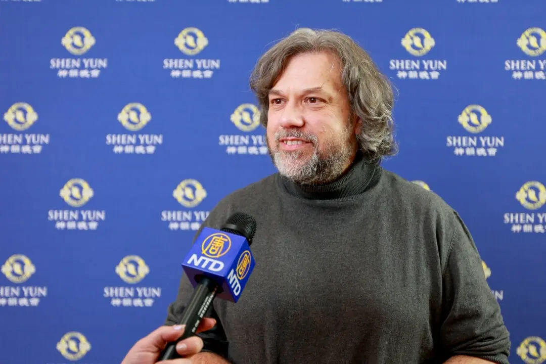 Religious Sculptor Travels 200 Kilometers to See Shen Yun