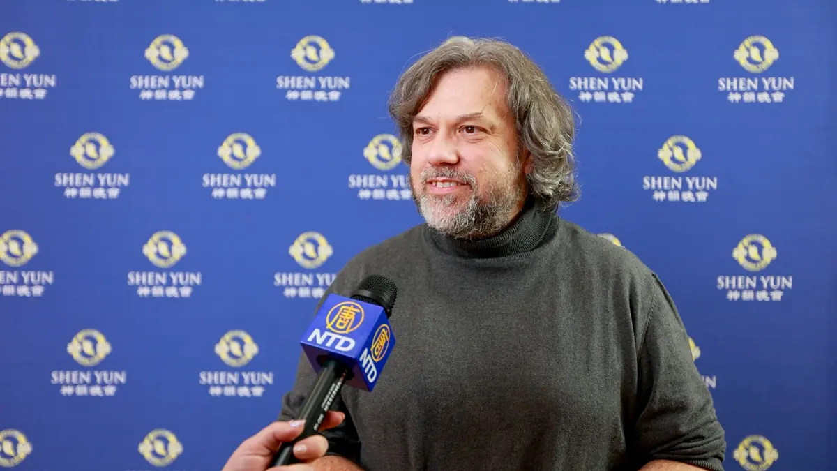 Religious Sculptor Travels 200 Kilometers to See Shen Yun