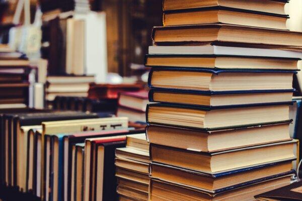 1,092 dense pages, no illustrations—"Modern English Readings" was built for readers, not skimmers. (Artem Beliaikin/Unsplash.com)