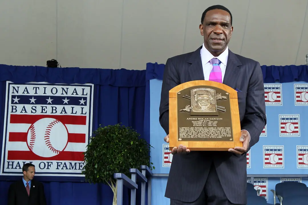 Baseball Hall of Famer Dawson’s Plaque Recast to Change Hat Logo
