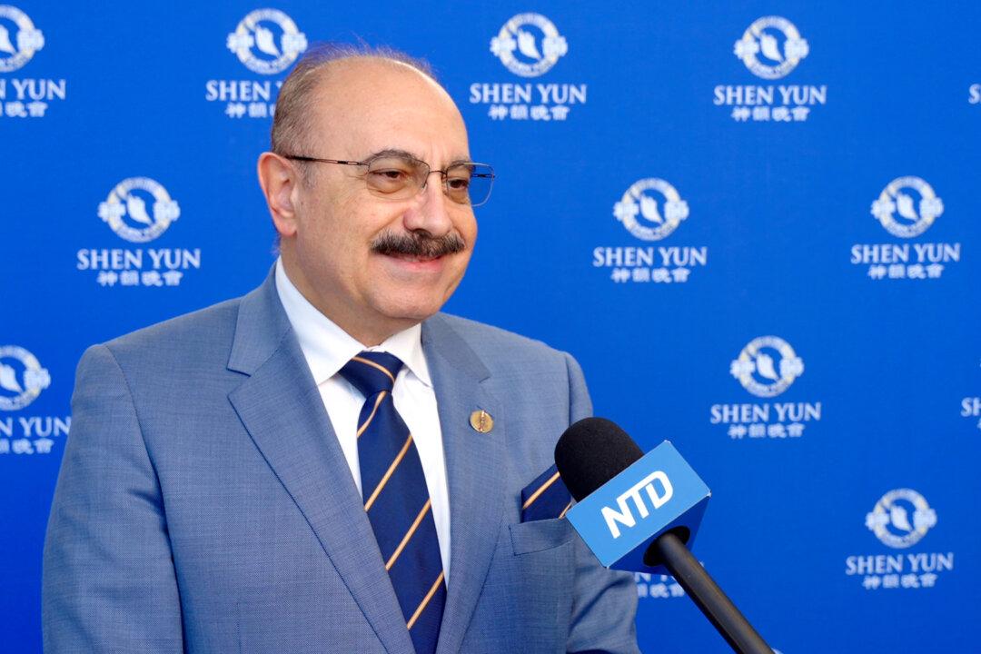 Ontario MPP Encourages Canadians to See Shen Yun