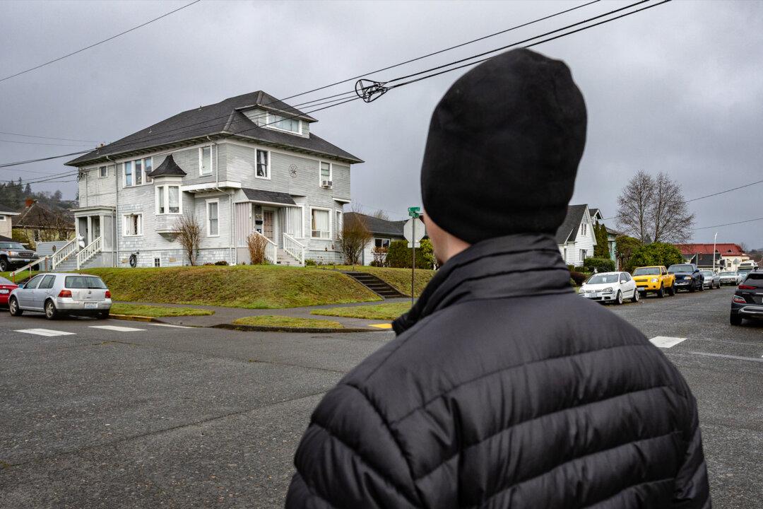 (Top, Bottom Right) U.S. Army veteran Jacob Weber, 30, searches for homes in Aberdeen, Wash., on Jan. 30, 2026. Weber, who has rented a relative’s property since finishing his service in 2022, said rising living costs and high rents have made it increasingly difficult to save for a home. (Bottom Left) Jacob Weber repairs a vehicle’s brakes in Aberdeen, Wash., on Jan. 30, 2026. (John Fredricks/The Epoch Times)
