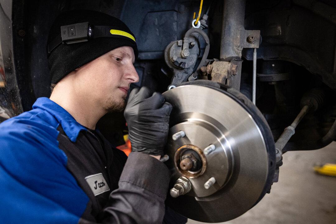 (Top, Bottom Right) U.S. Army veteran Jacob Weber, 30, searches for homes in Aberdeen, Wash., on Jan. 30, 2026. Weber, who has rented a relative’s property since finishing his service in 2022, said rising living costs and high rents have made it increasingly difficult to save for a home. (Bottom Left) Jacob Weber repairs a vehicle’s brakes in Aberdeen, Wash., on Jan. 30, 2026. (John Fredricks/The Epoch Times)