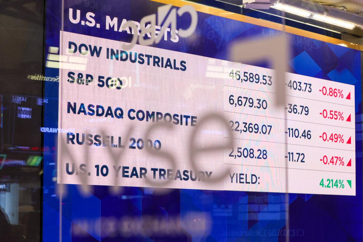 2026年3月18日,紐約證券交易所(NYSE),交易員們在交易大廳工作,屏幕上顯示著市場數據。(Angela Weiss/AFP via Getty Images)