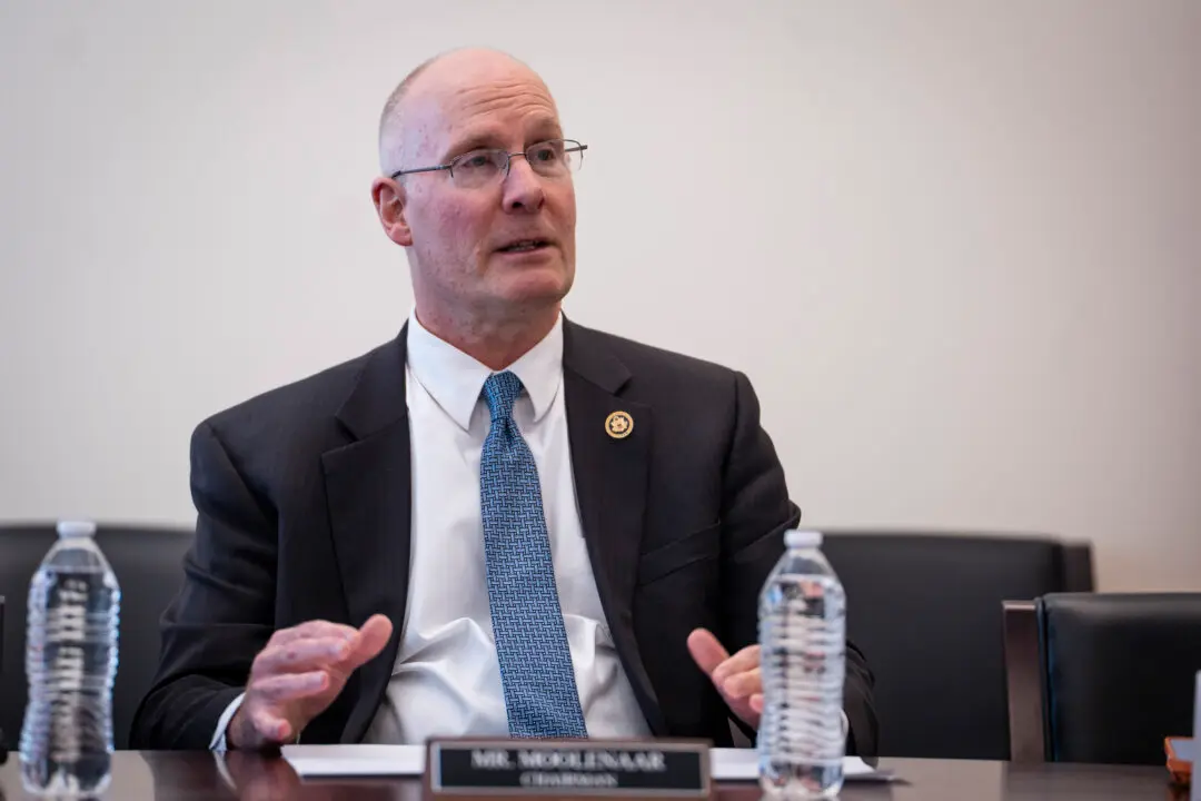 GOP House Members Introduce Legislation to Bar Entry, Deport Employees of Chinese Military Companies