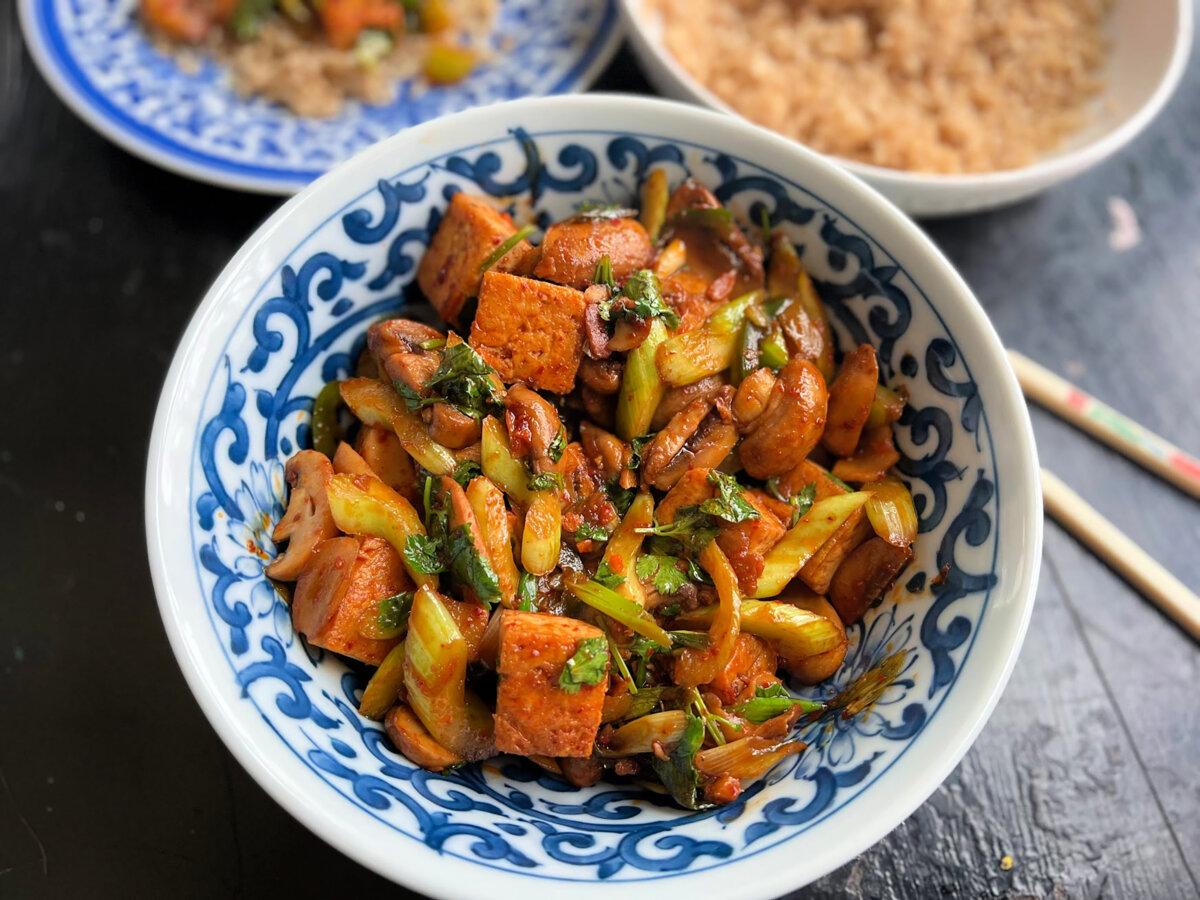 This quick and easy tofu stir-fry features colorful vegetables and a spicy chili garlic sauce. (Gretchen McKay/Pittsburgh Post-Gazette/TNS)