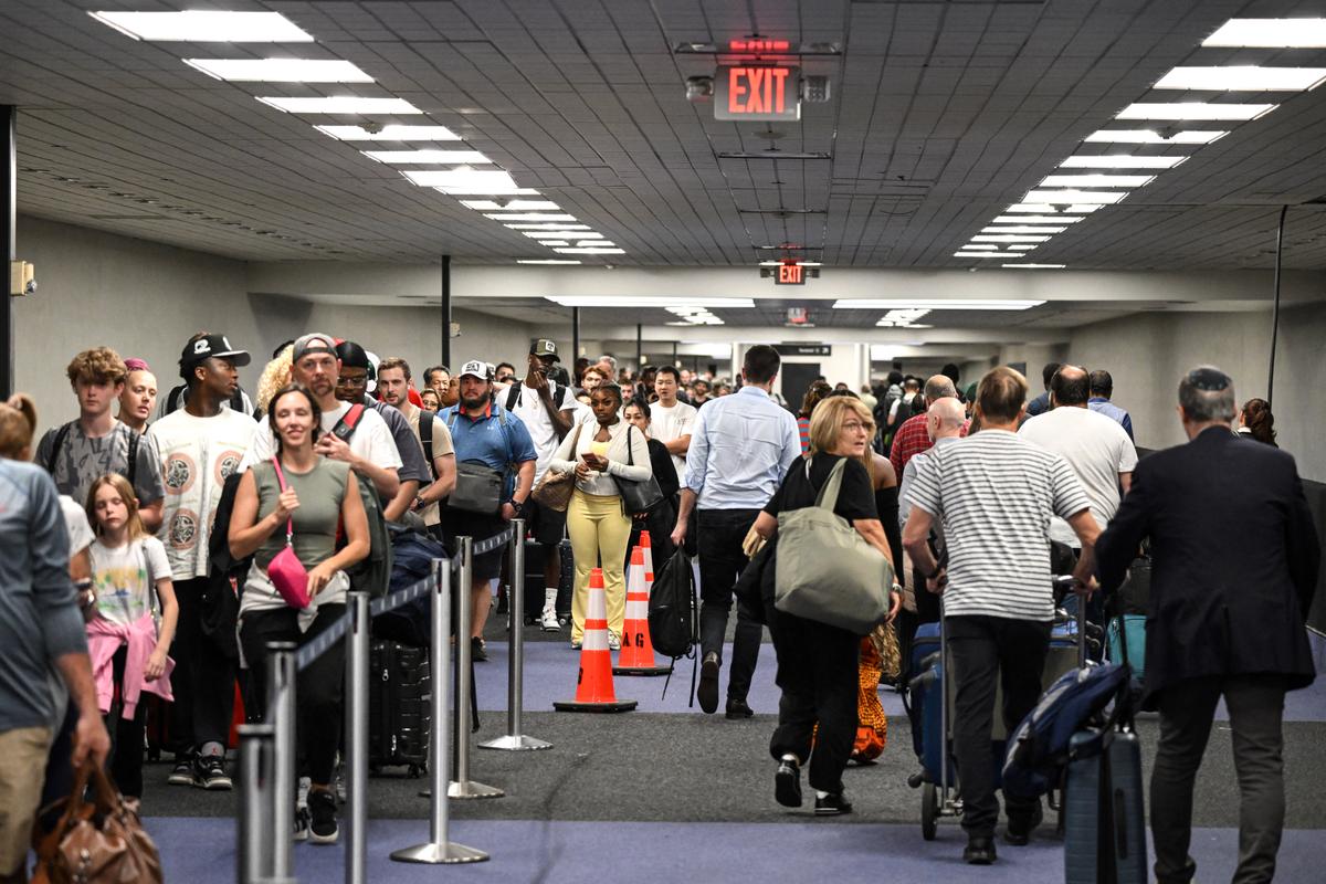 More Than 450 TSA Agents Quit During DHS Shutdown as Airport Delays Grow