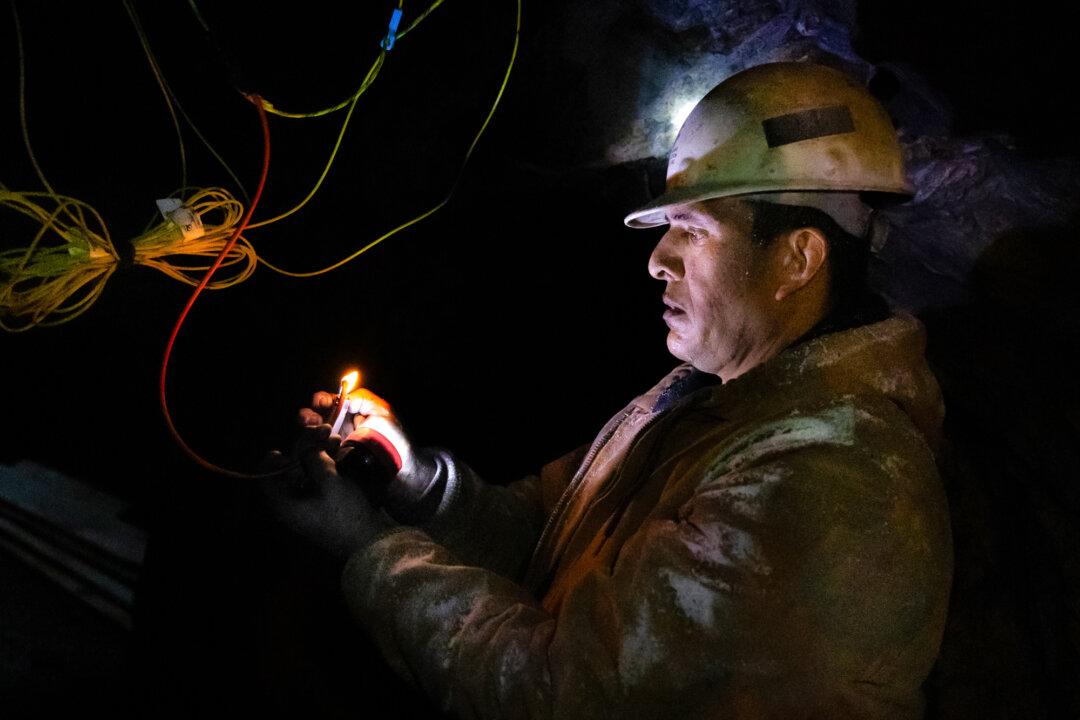 (Left) Bart Hanford, 79, sets up explosive charges deep within a mine outside of Angels Camp, Calif., on Feb. 5, 2026. (Right) Ismael Melendez lights a fuse for explosives outside of Angels Camp, Calif., on Feb. 5, 2026. (John Fredricks/The Epoch Times)
