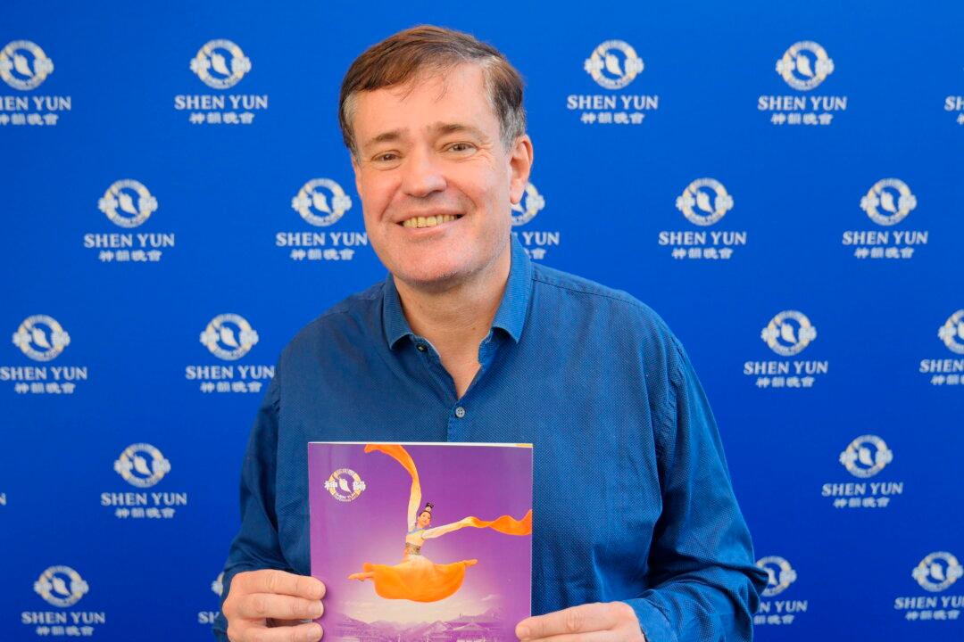 Shen Yun Really Changed Me, It Really Touched My Heart, Says Professor of Law