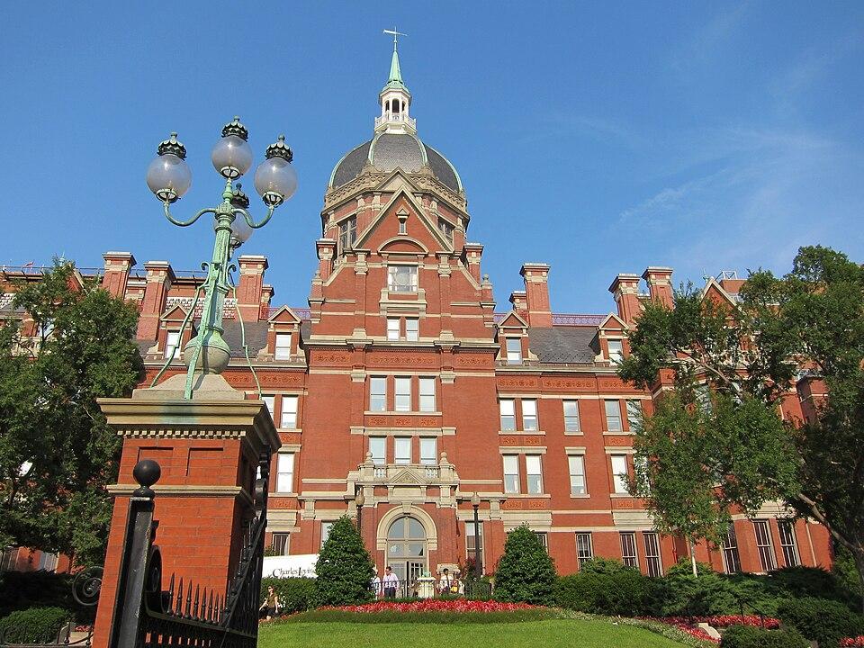 The Johns Hopkins Hospital in Baltimore was designed to merge scientific inquiry with clinical practice, creating a blueprint for modern American medicine. <a href="https://admin4.theepochtimes.com/wp-admin/(Art%20Anderson/CC%20BY-SA%203.0)">(Art Anderson/CC BY-SA 3.0)</a>