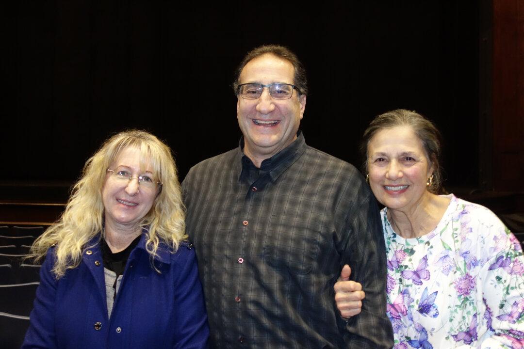 Illinois Theatregoer Says Shen Yun Inspires Us to Be Better
