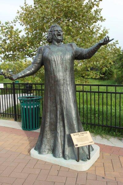 Statue of Kate Smith outside the Spectrum arena in South Philadelphia. (<a href="https://commons.wikimedia.org/wiki/User:Peetlesnumber1">Peetlesnumber1</a>/<a href="https://creativecommons.org/licenses/by-sa/4.0">CC BY-SA 4.0</a>)